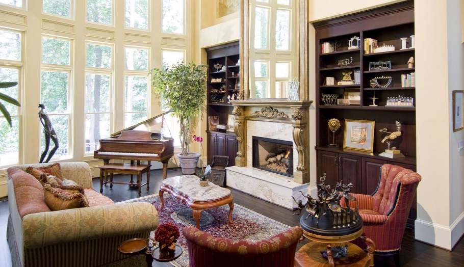 Гостиная в замке с камином