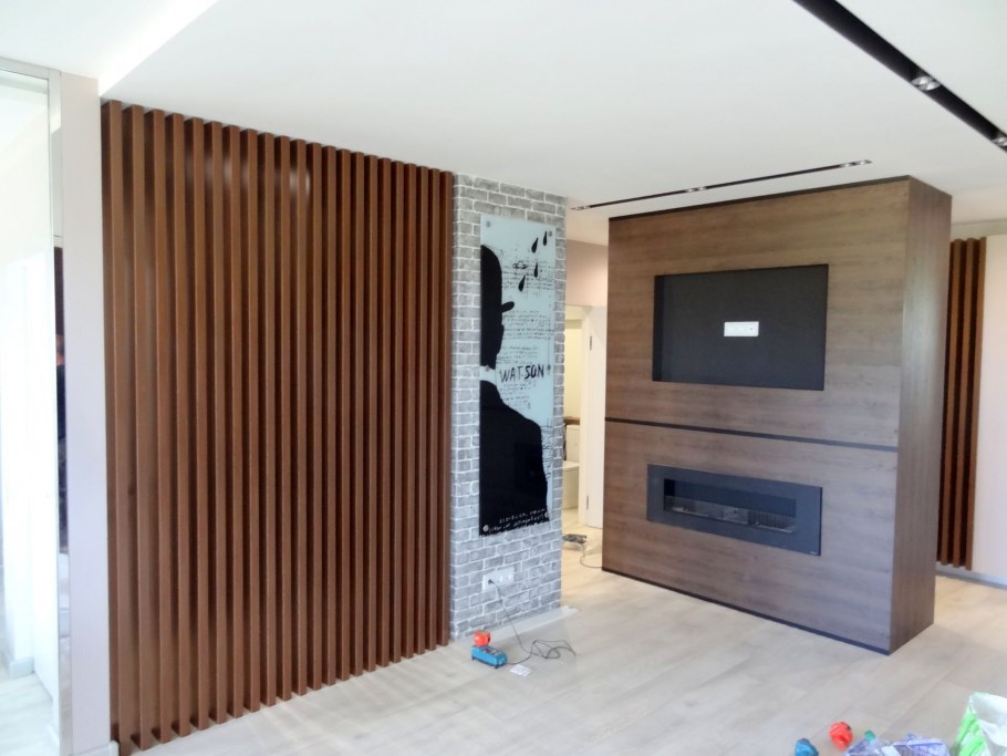 Реечная стенка с телевизором