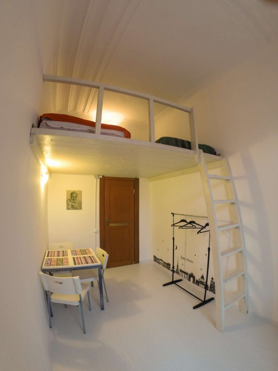 Второй этаж в комнате с высокими потолками