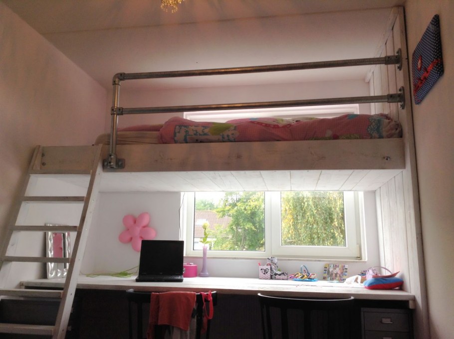 Кровать второй ярус снизу комната