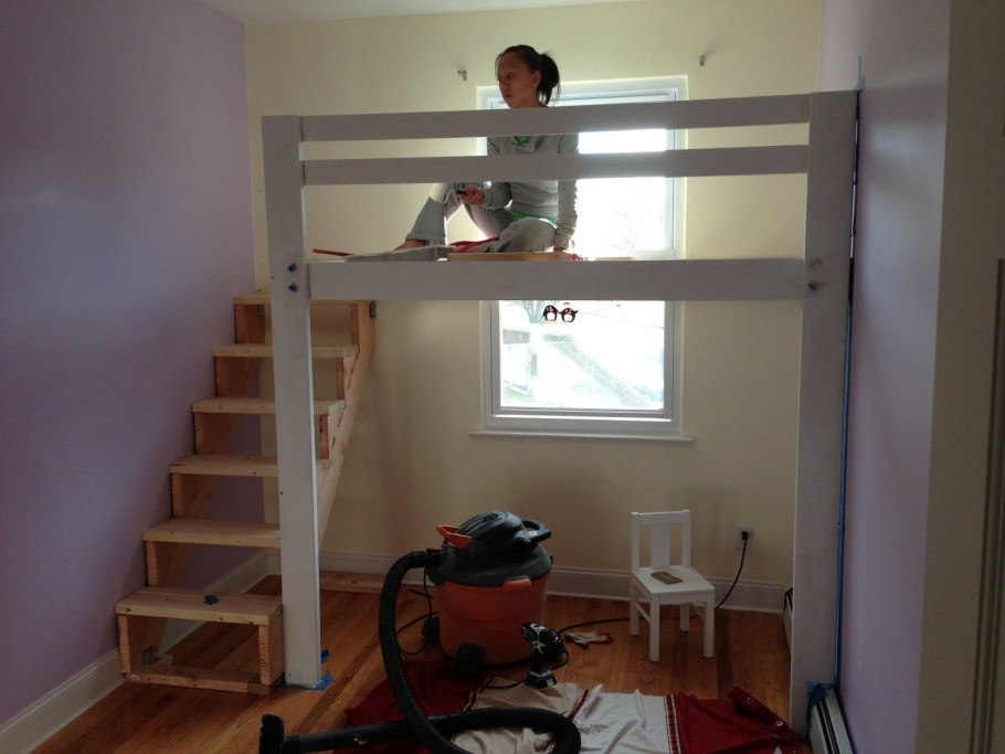 Второй ярус в детской с высокими потолками