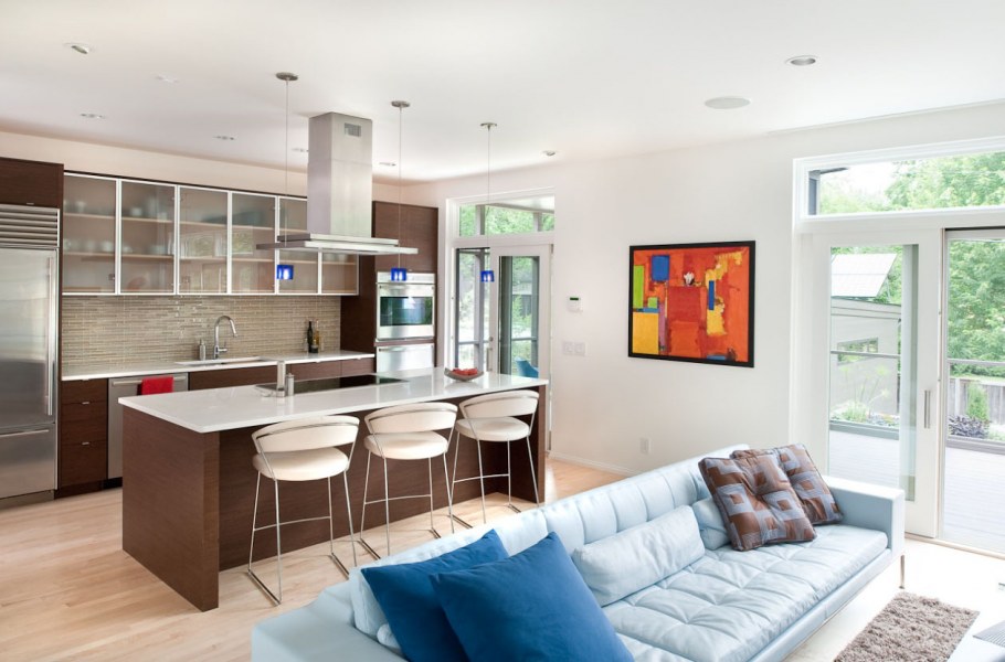 Интерьер кухни совмещенной с гостиной