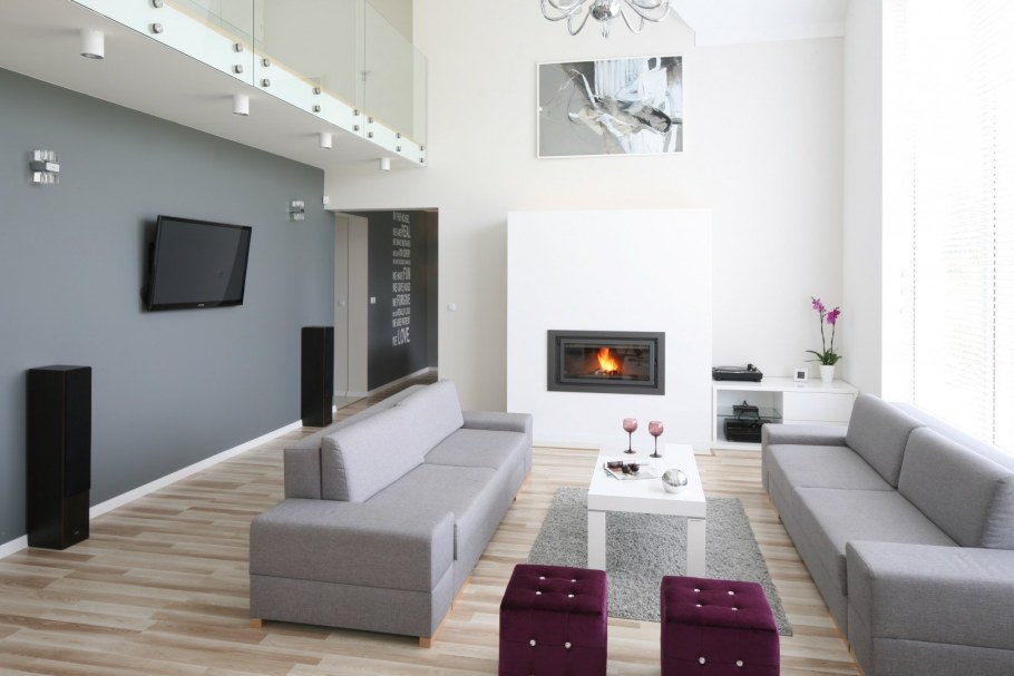 Телевизор на стене в интерьере