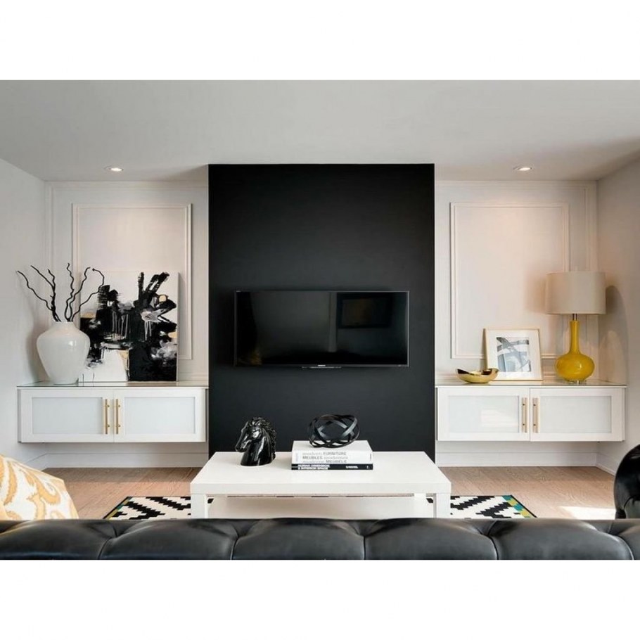 Молдинги на стене с телевизором