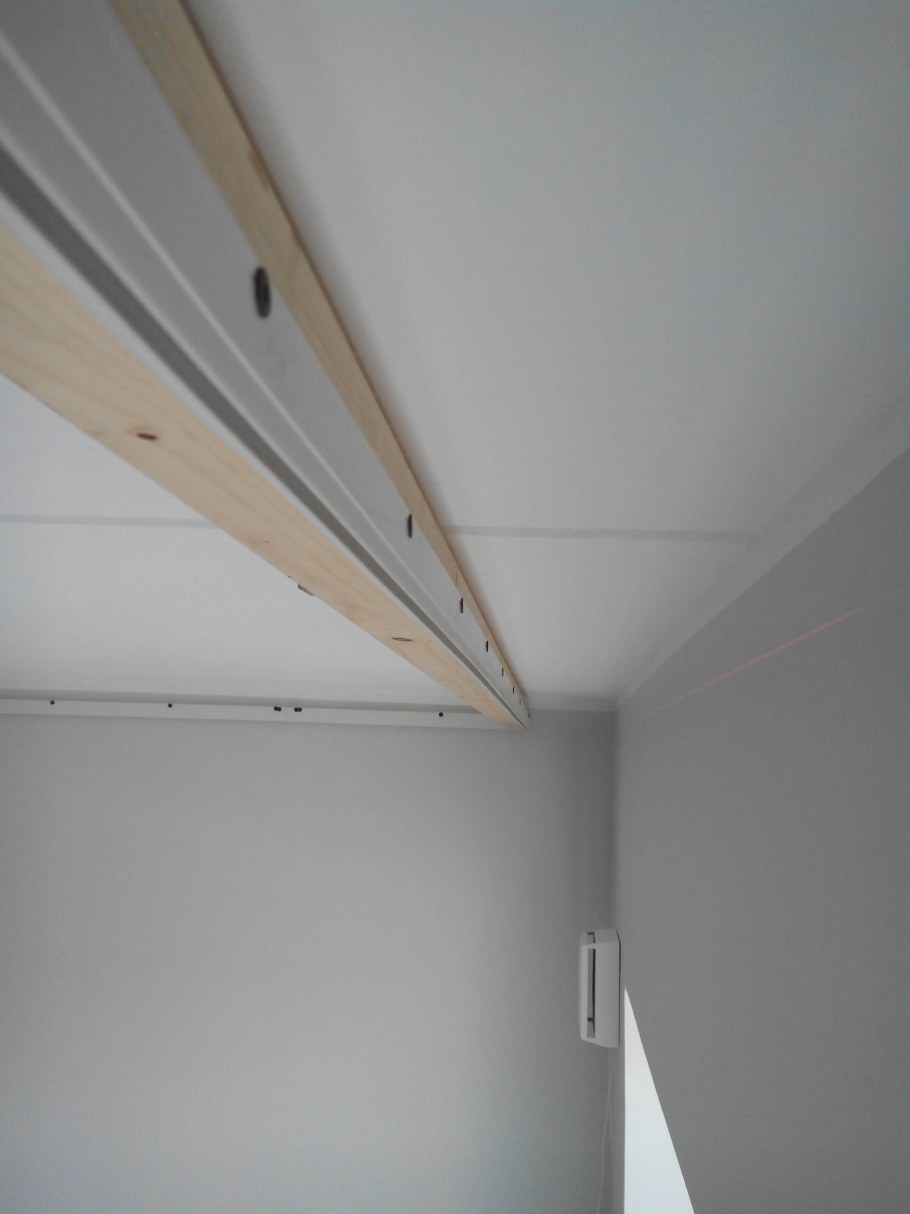 Скрытый карниз для натяжного потолка