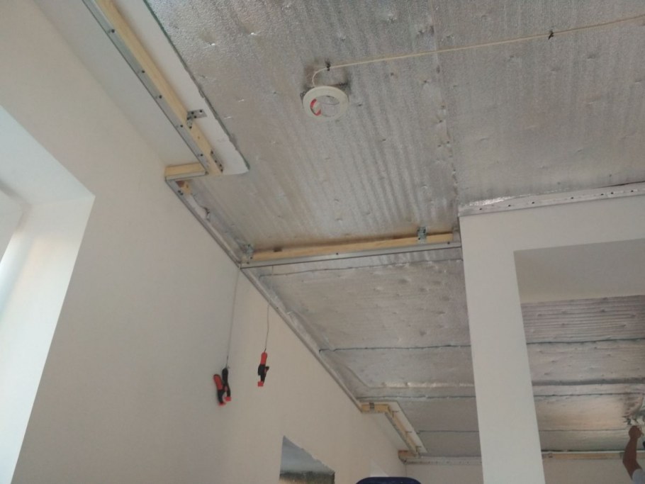 Ниша из бруса натяжные потолки