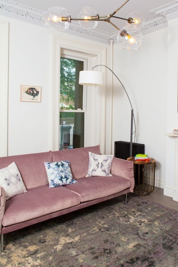 Розовый диван в интерьере