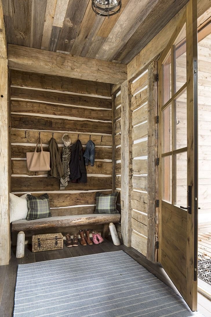 Прихожка в дкревенском доме