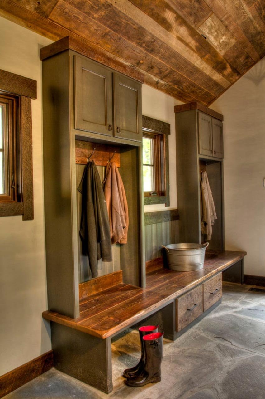 Прихожая в деревенском стиле