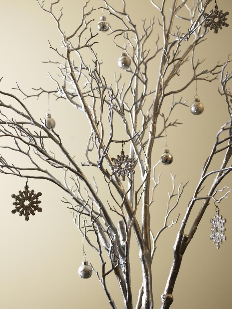 Декор из веток и шишек