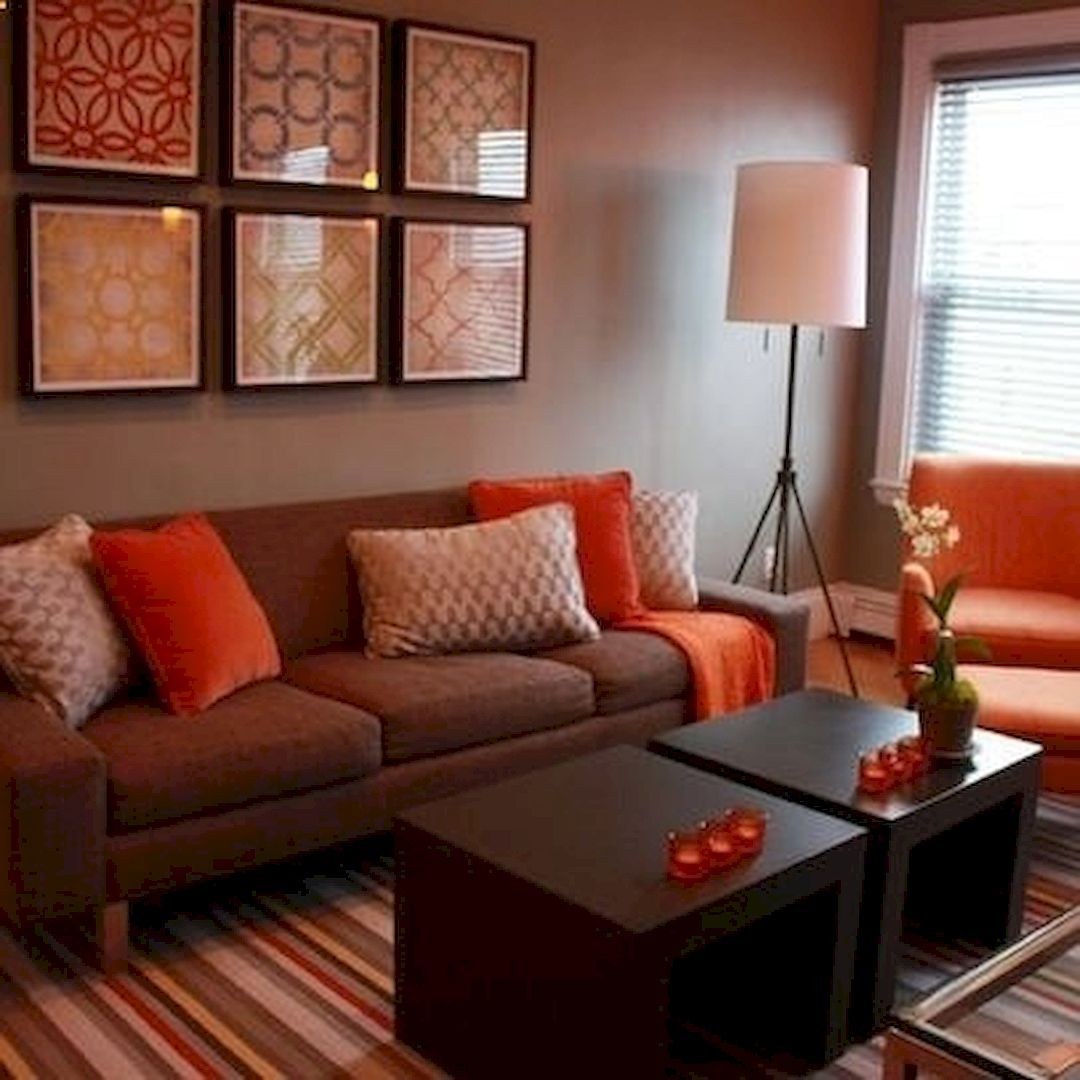коричневый диван в маленькой комнате