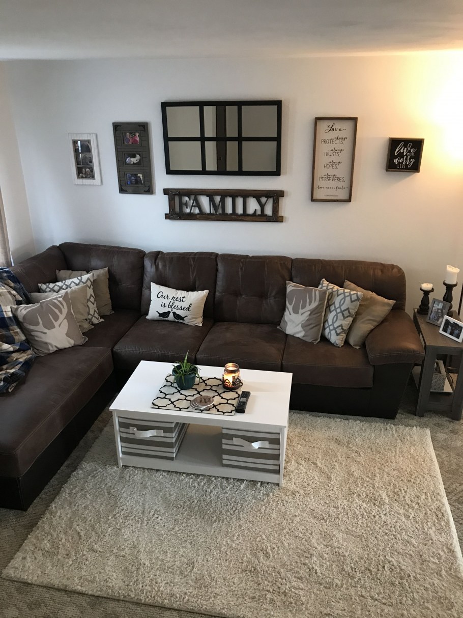 Серые стены коричневый диван