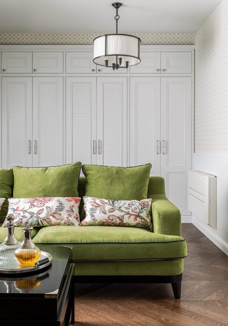 Светло зеленый диван в интерьере (79 фото)