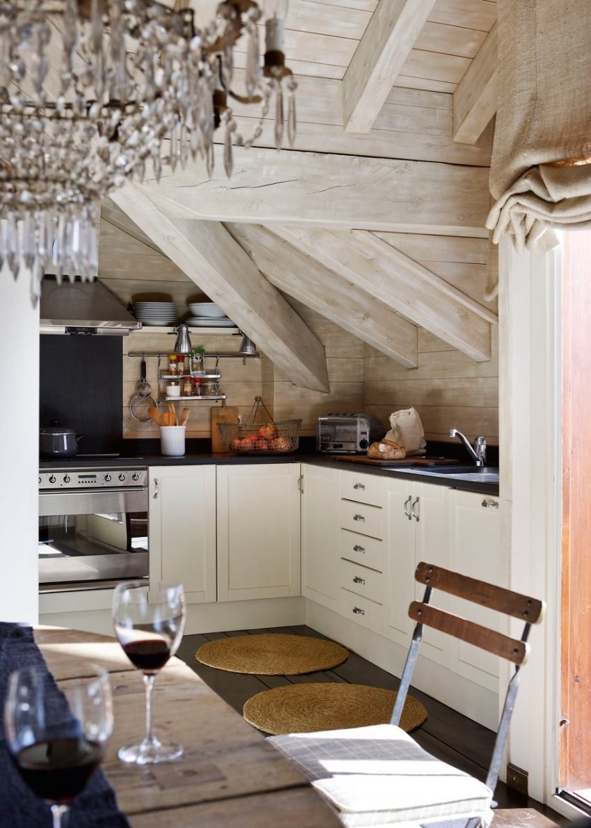 Кухня на мансардном этаже