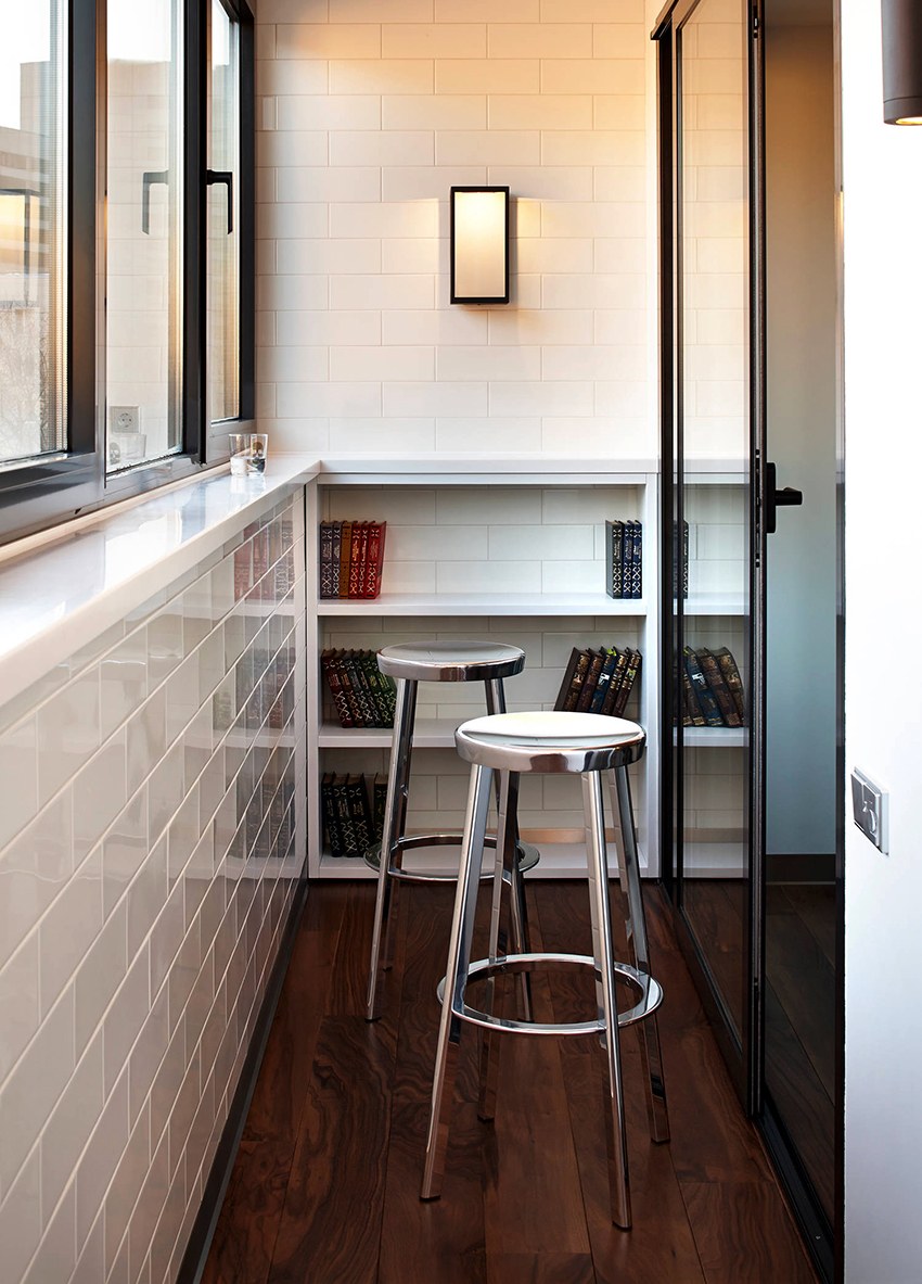 Лоджия с барными стульями