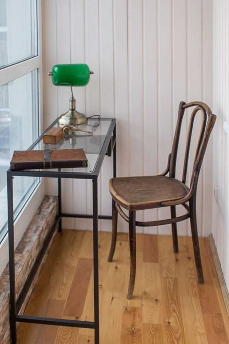 Лоджия с барными стульями