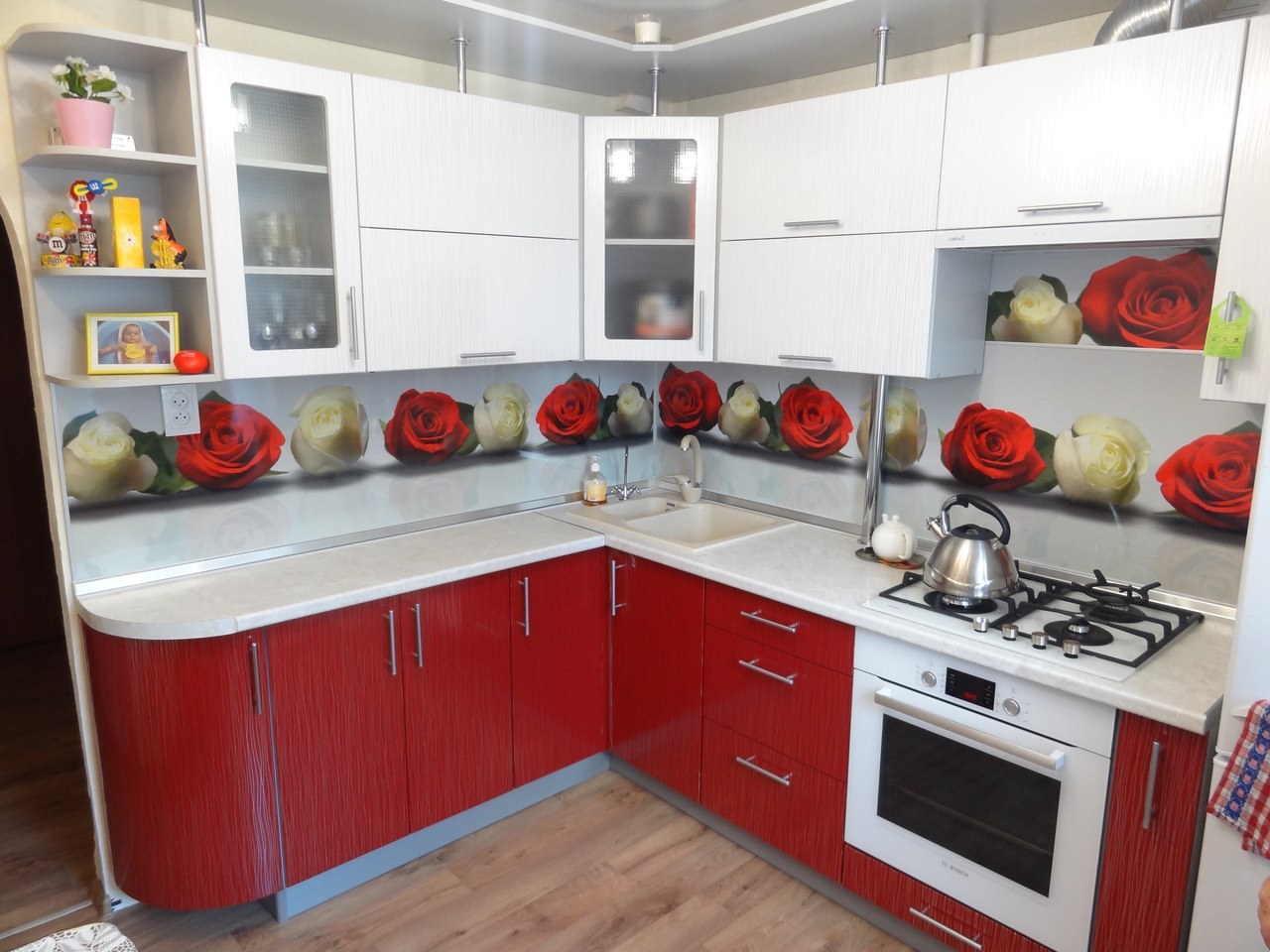 Кухня угловая красная с белым