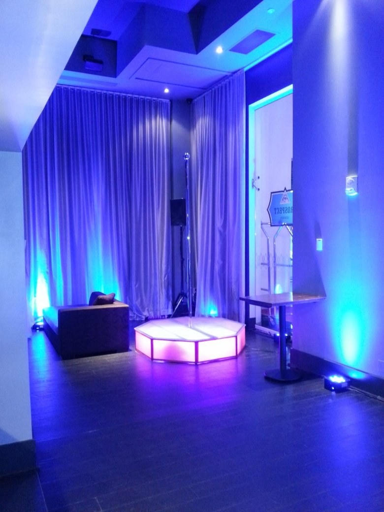 Интерьер с неоновой подсветкой