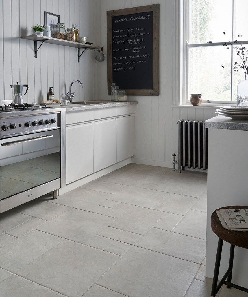 Серая плитка на кухне на полу