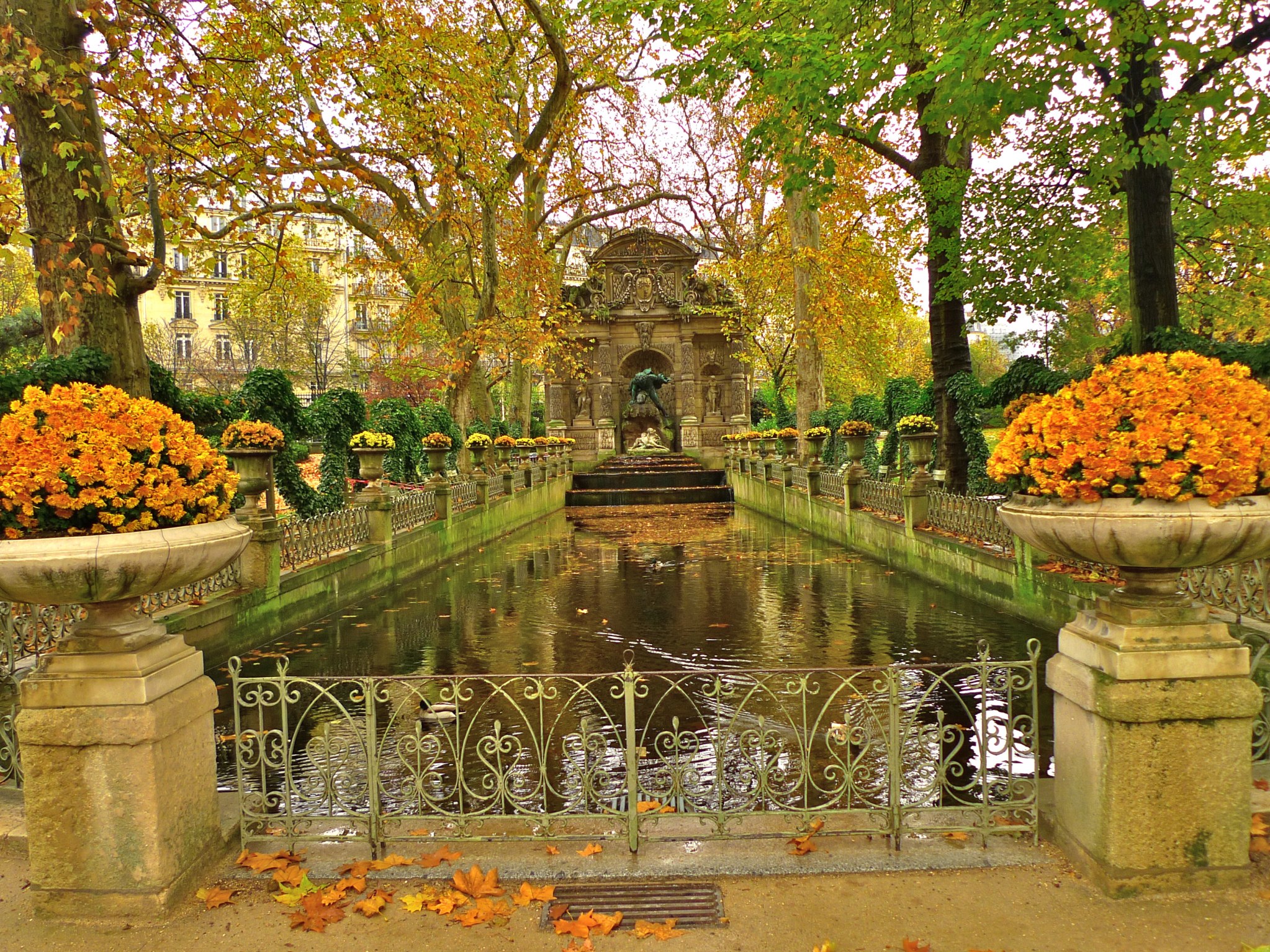 Paris garden. Люксембургский парк в Париже. Сад Люксембург Париж. Люксембургский сад и дворец в Париже. Париж Люксембургский сад осень.