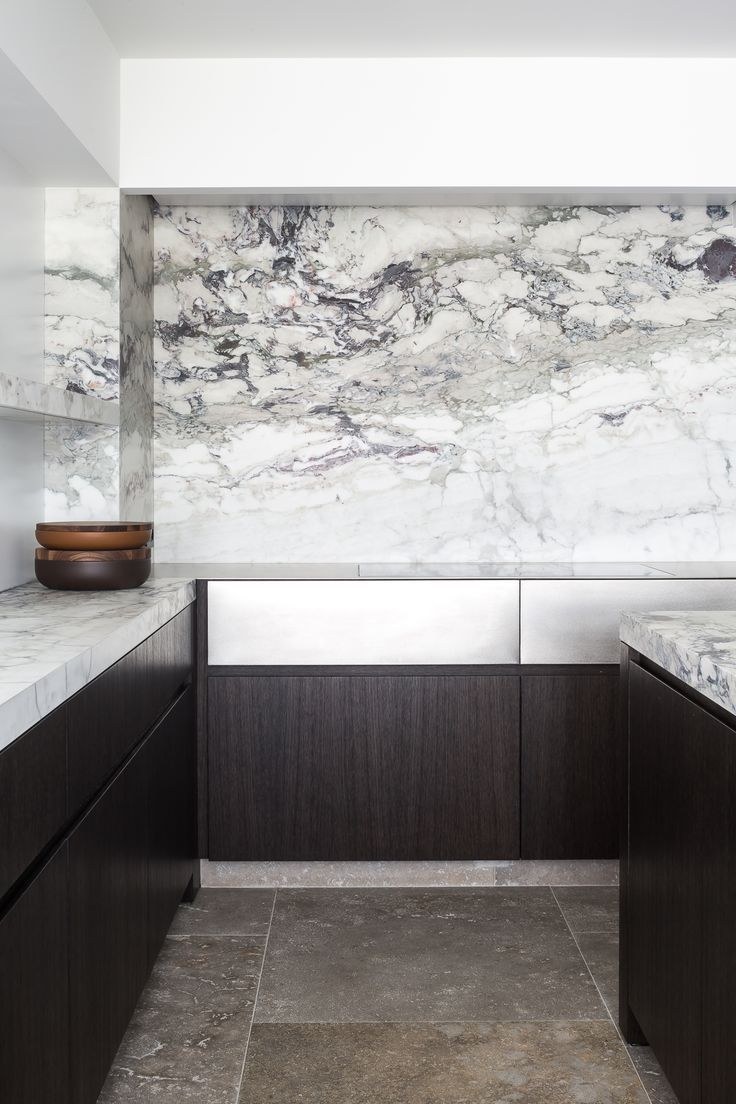 Фартук для кухни из плитки под мрамор