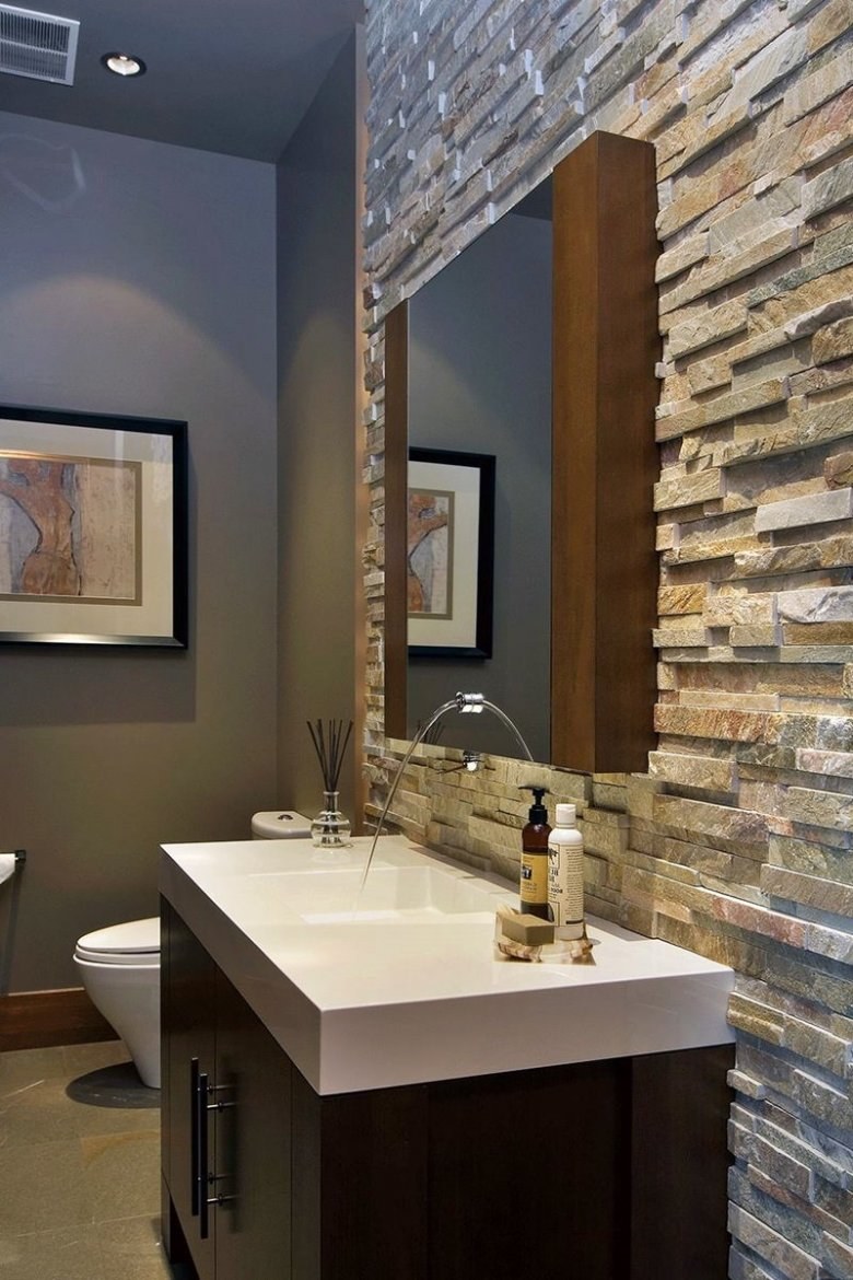 Камень в интерьере ванной