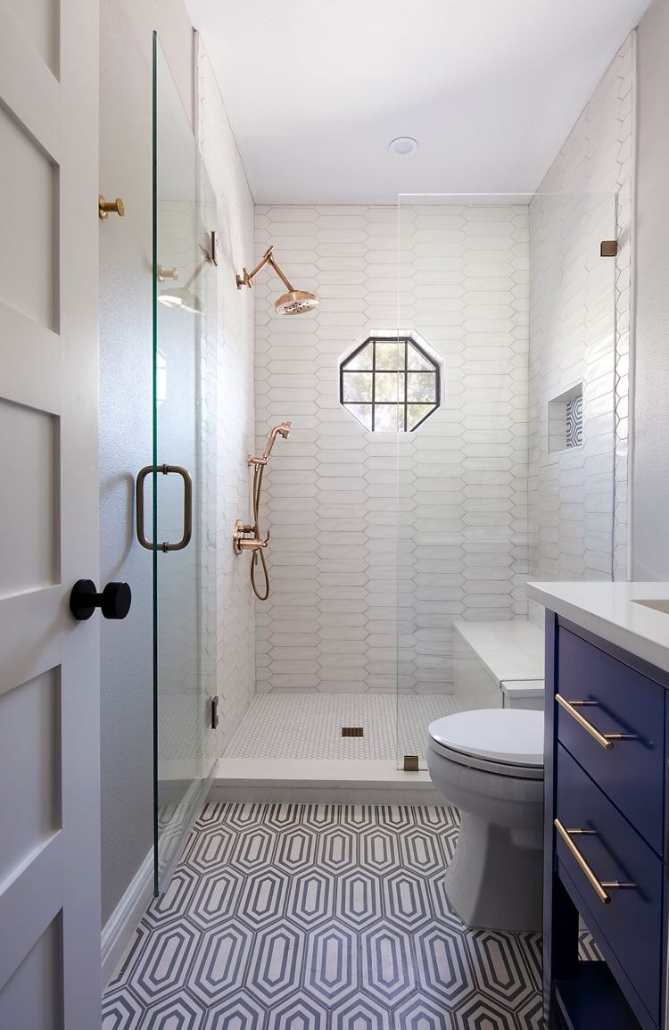 Маленькая вытянутая ванная комната