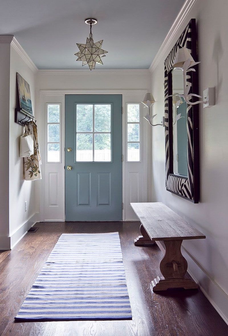 Прихожая с окном в частном доме