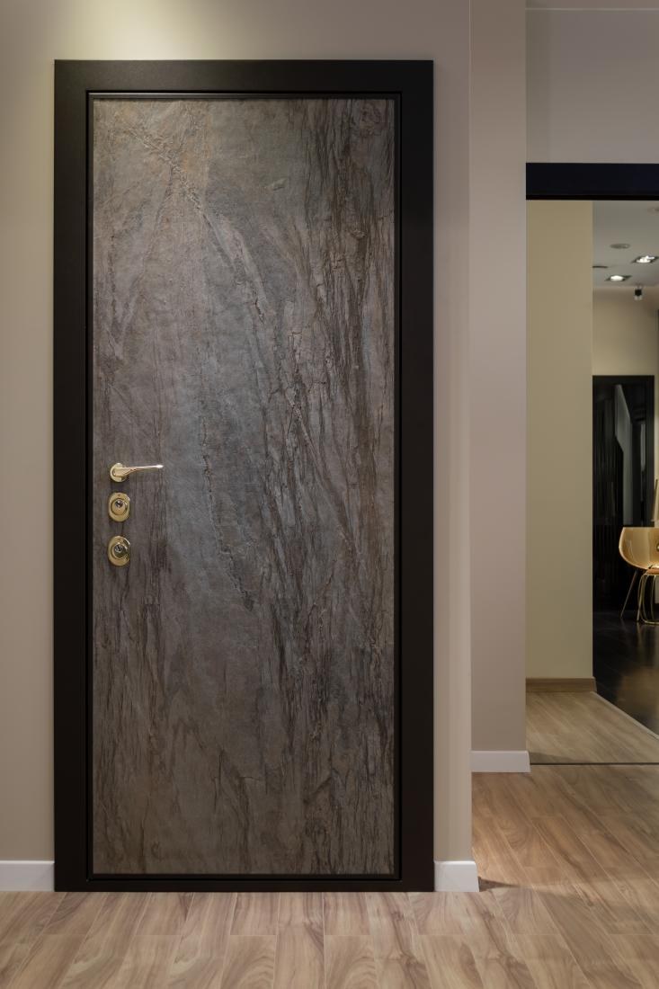 Двери под бетон в интерьере