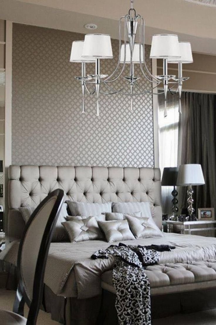 Спальня в светлых тонах с большой кроватью