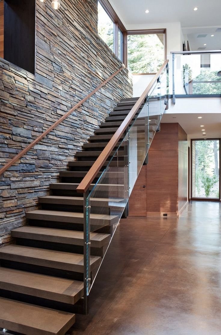 Лестница в центре комнаты