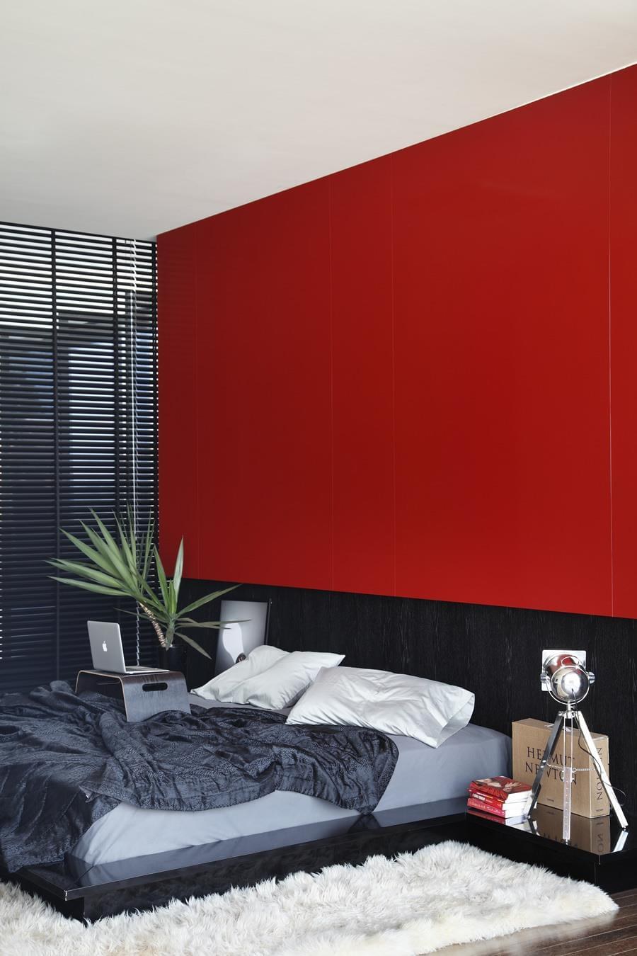 Спальня в красных тонах