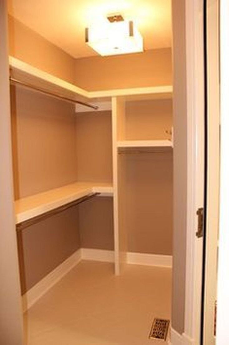 Узкая гардеробная