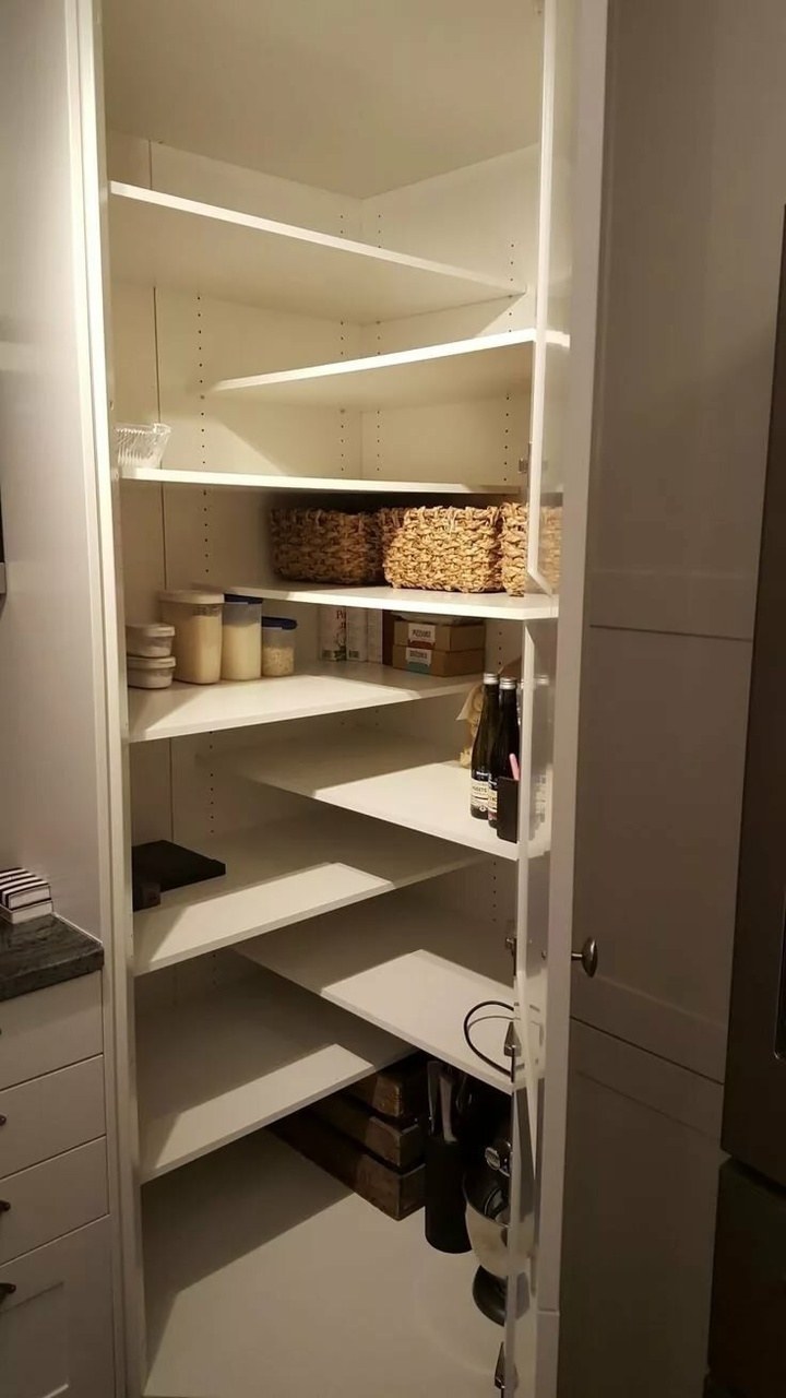 Стеллажи в маленькой кладовке