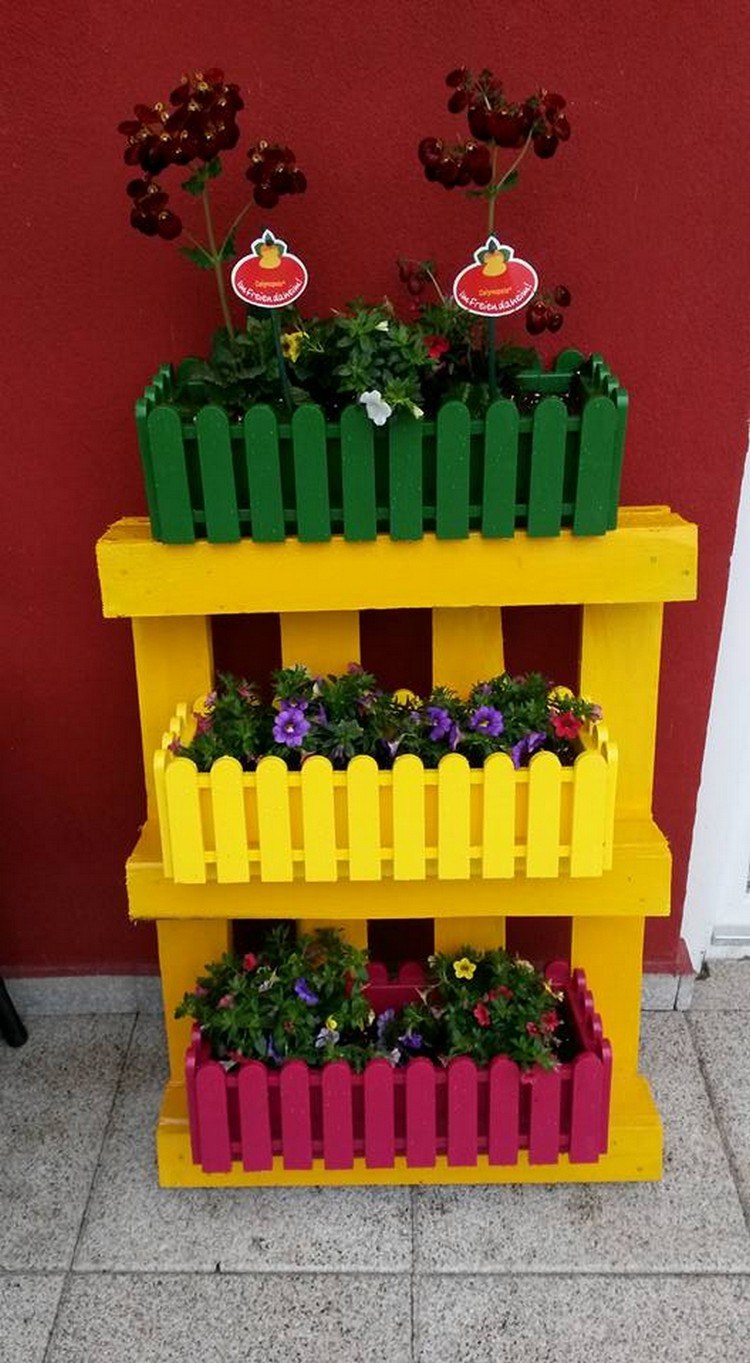 Клумбы на детской площадке