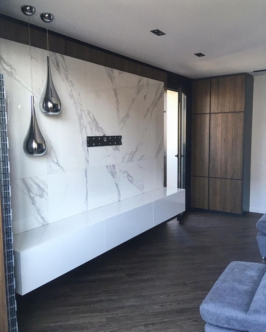 Мраморная стена в гостиной