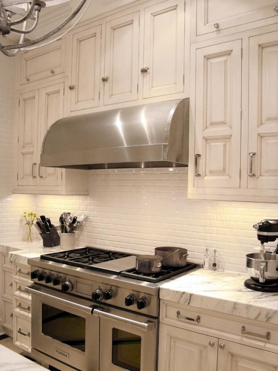 Белая кухня с ручками