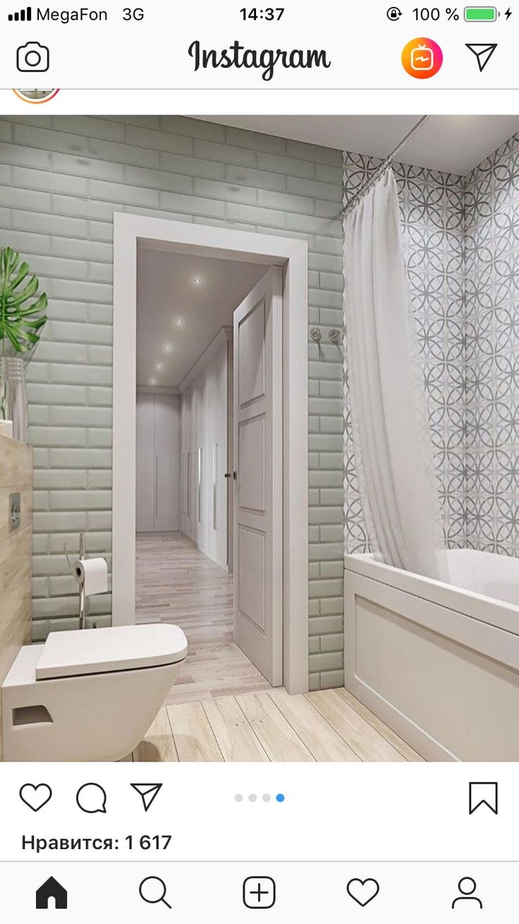 Унитаз напротив двери в ванной