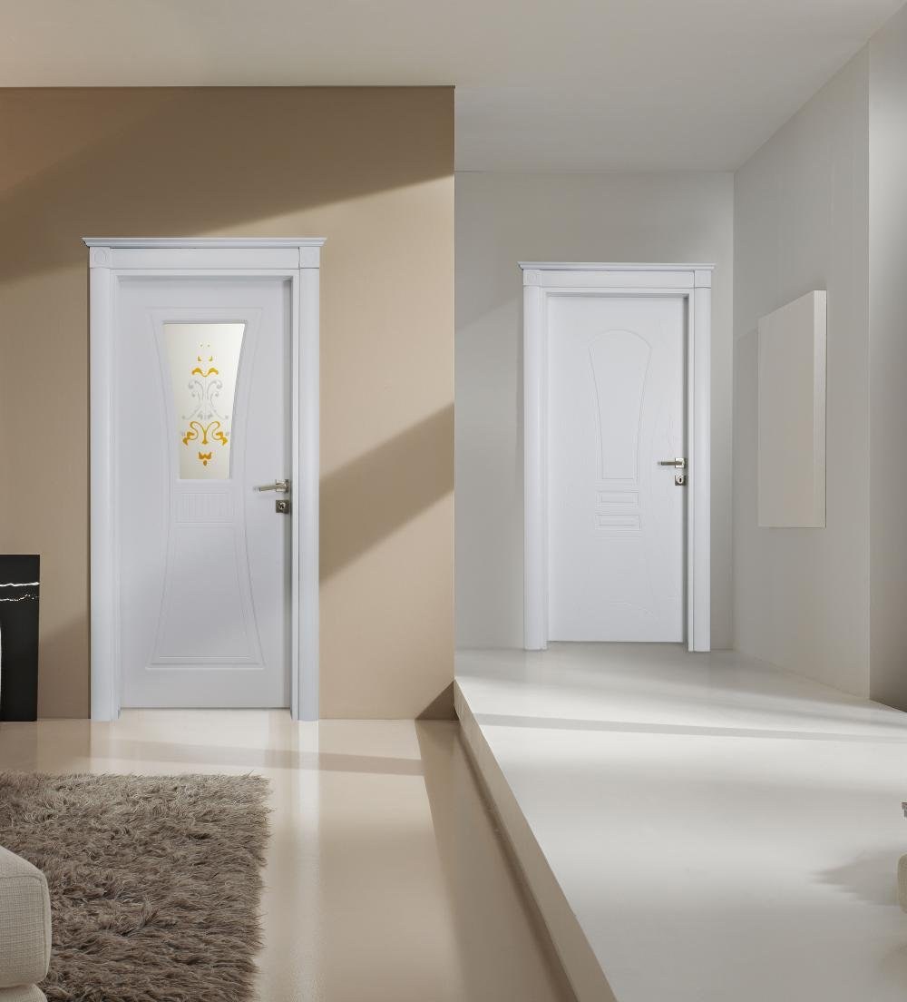 Фото дверей в светлой квартире. Двери в интерьере. Светлые межкомнатные двери в интерьере. Белые межкомнатные двери в интерьере. Белые двери в интерьере квартиры.