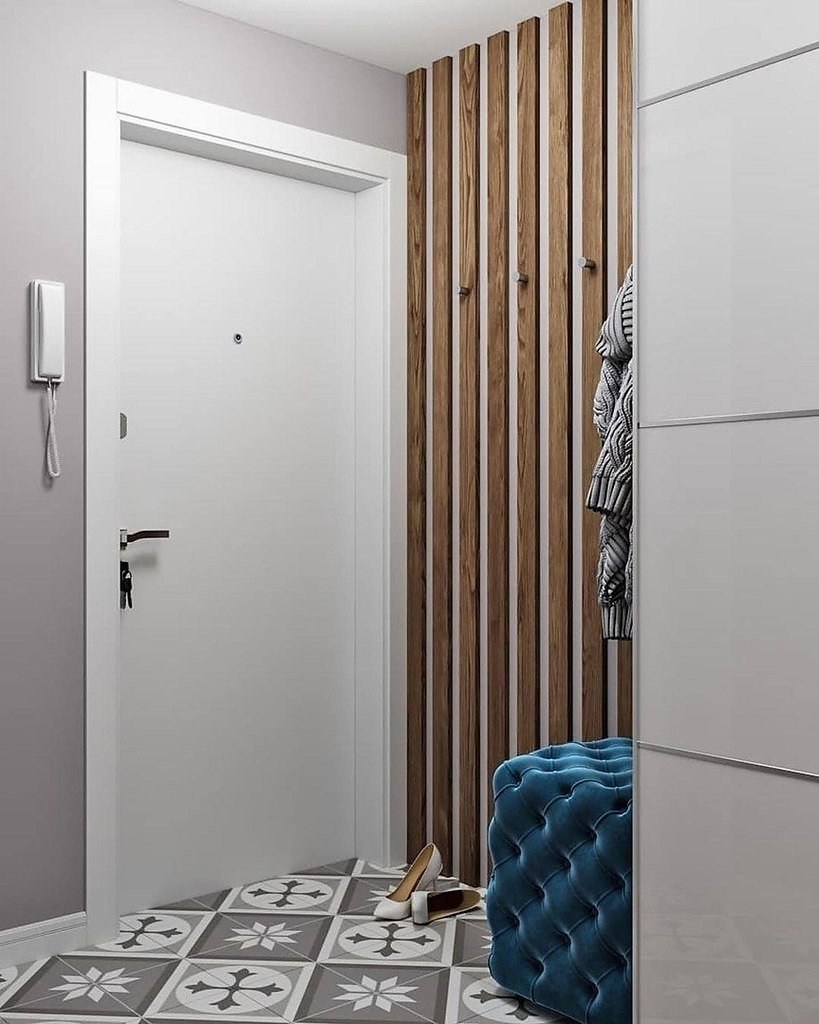 Прихожая с рейками на стене