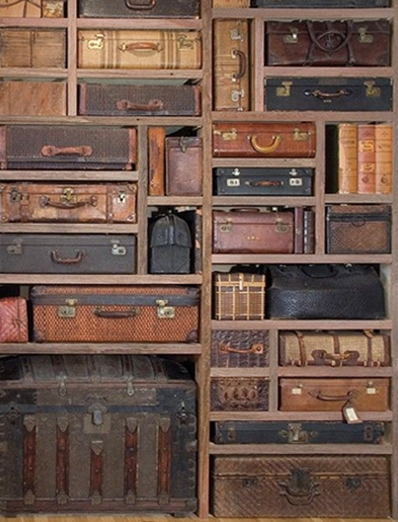 Сохранившийся предмет прошлого. Старые чемоданы в интерьере. Старинные вещи в интерьере. Винтажные чемоданы в интерьере. Стеллаж из чемоданов.