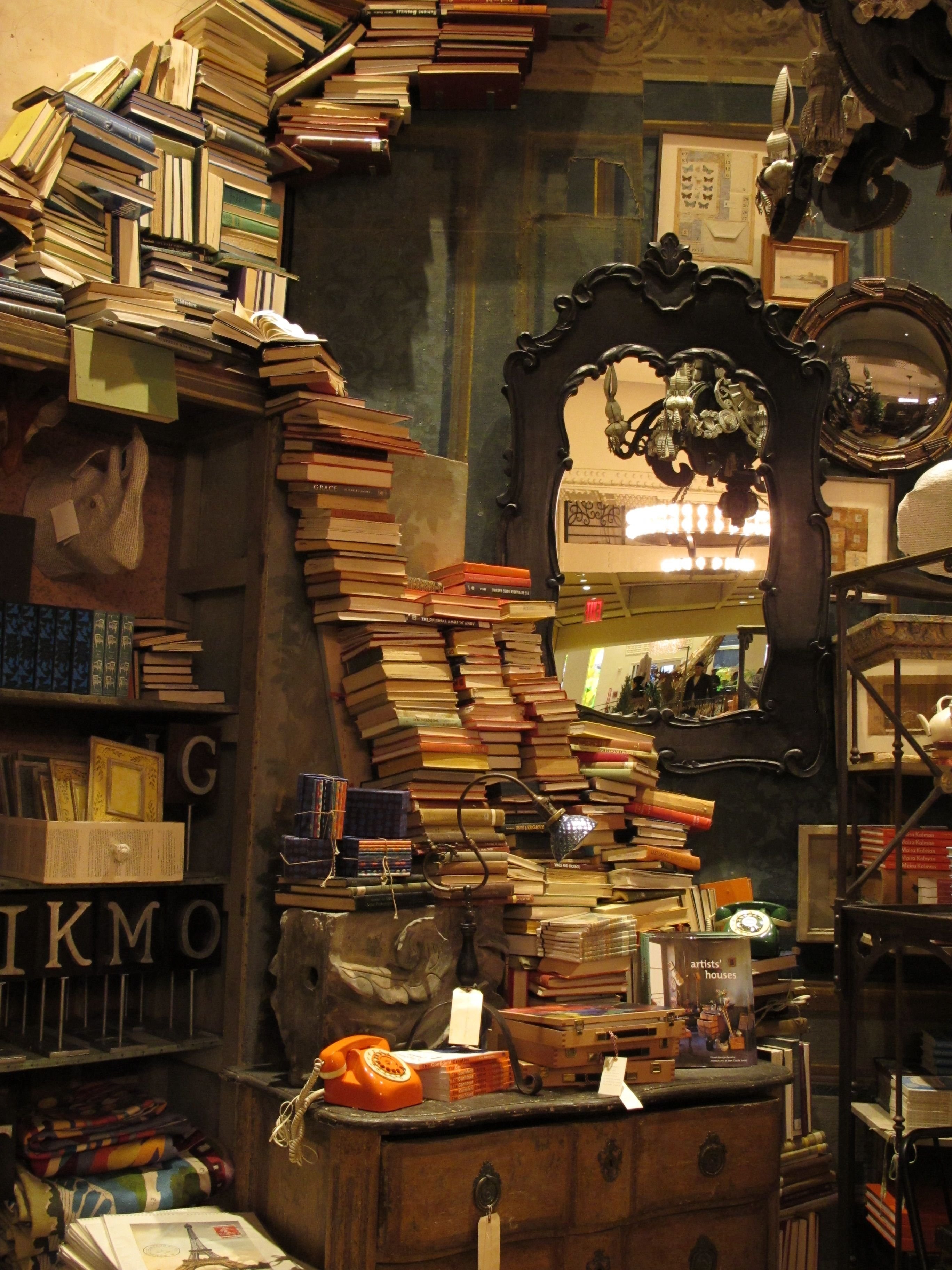 Отыщите место со множеством книг. Старинный книжный магазин.