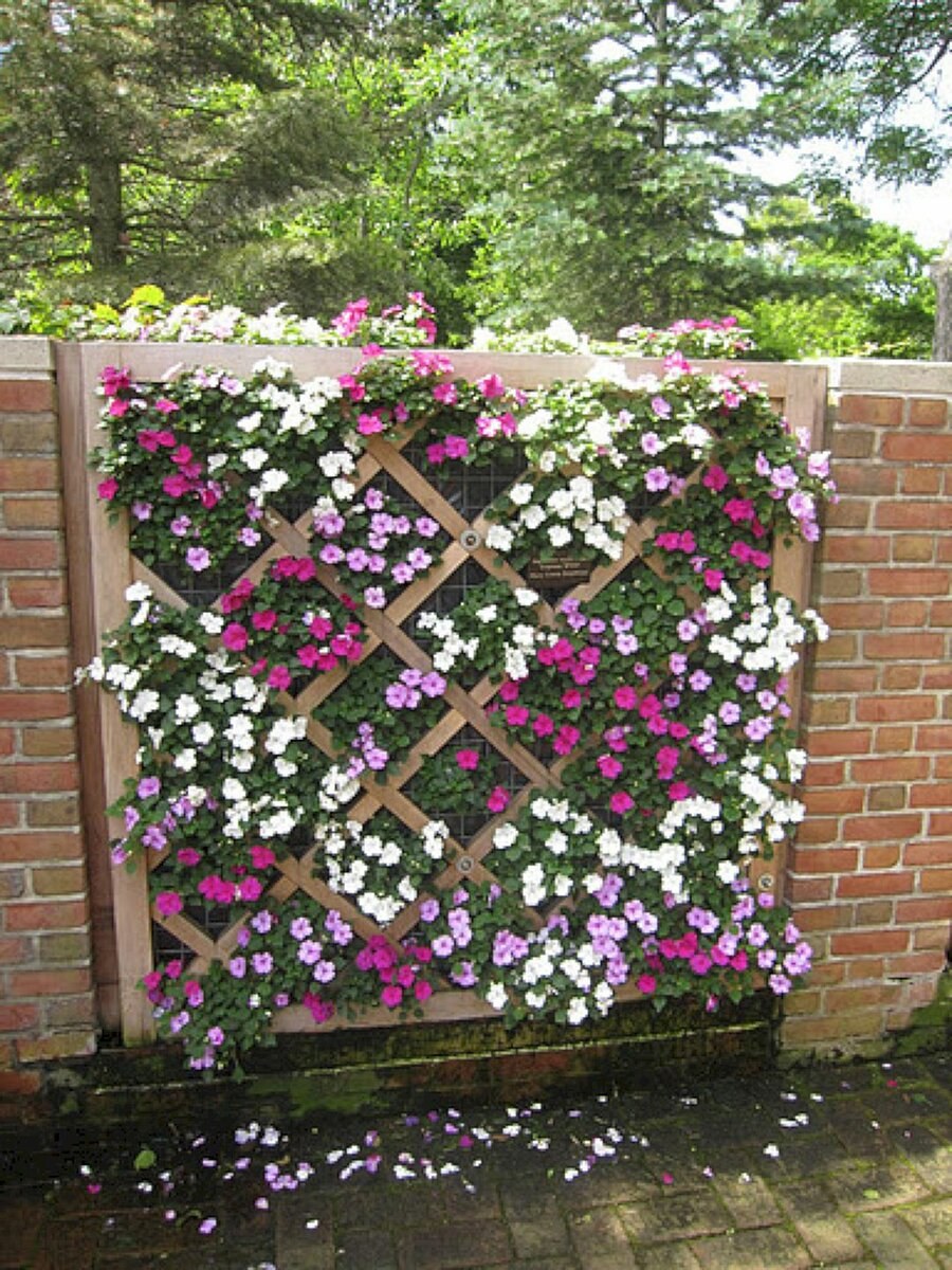 Украшение забора цветами
