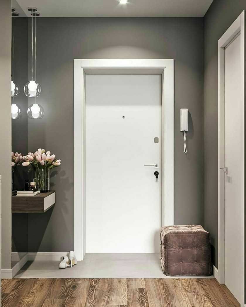 Прихожая с серыми дверями