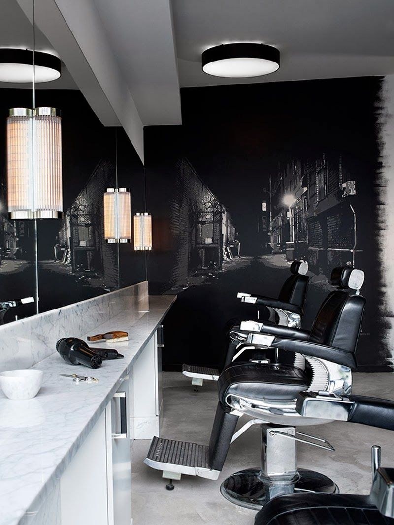 Интерьер парикмахерской маленькой площади