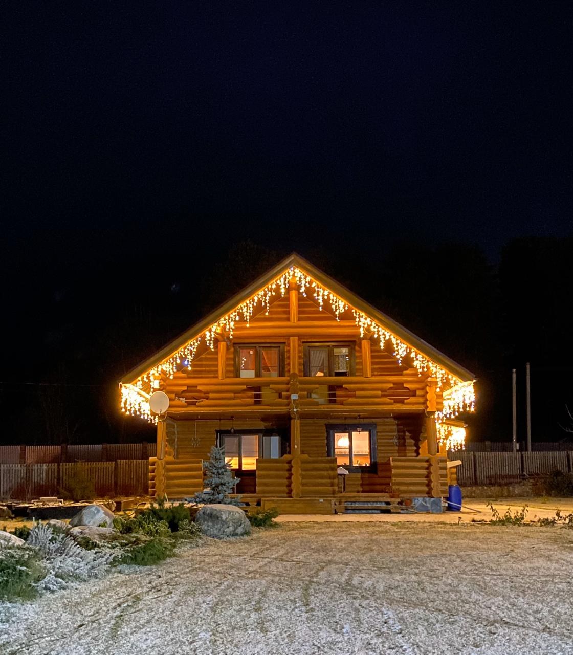 Подсветка деревянного дома снаружи фото