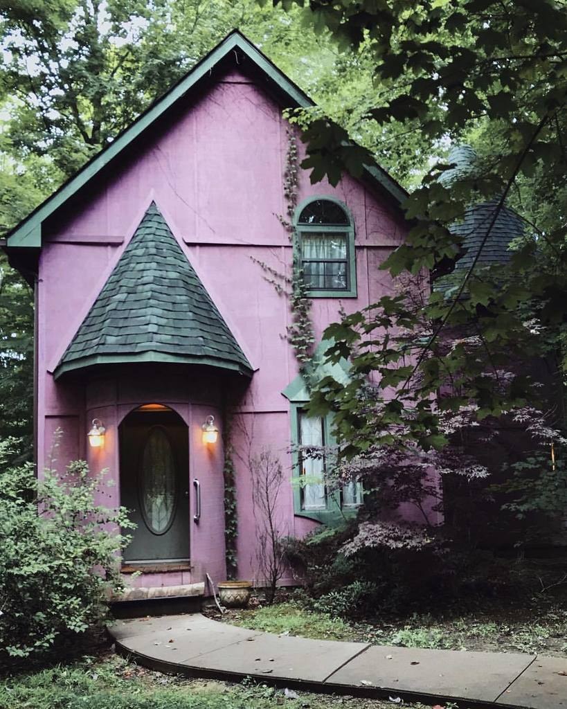 Сиреневый дачный домик