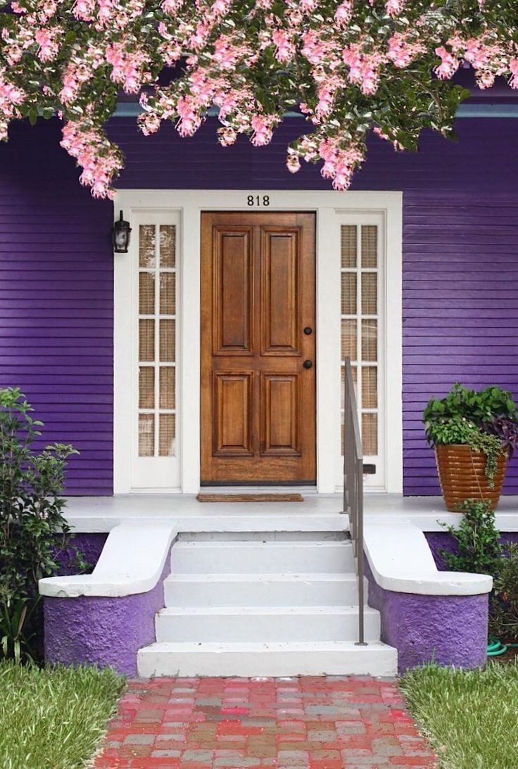 Фасад дома сиреневого цвета
