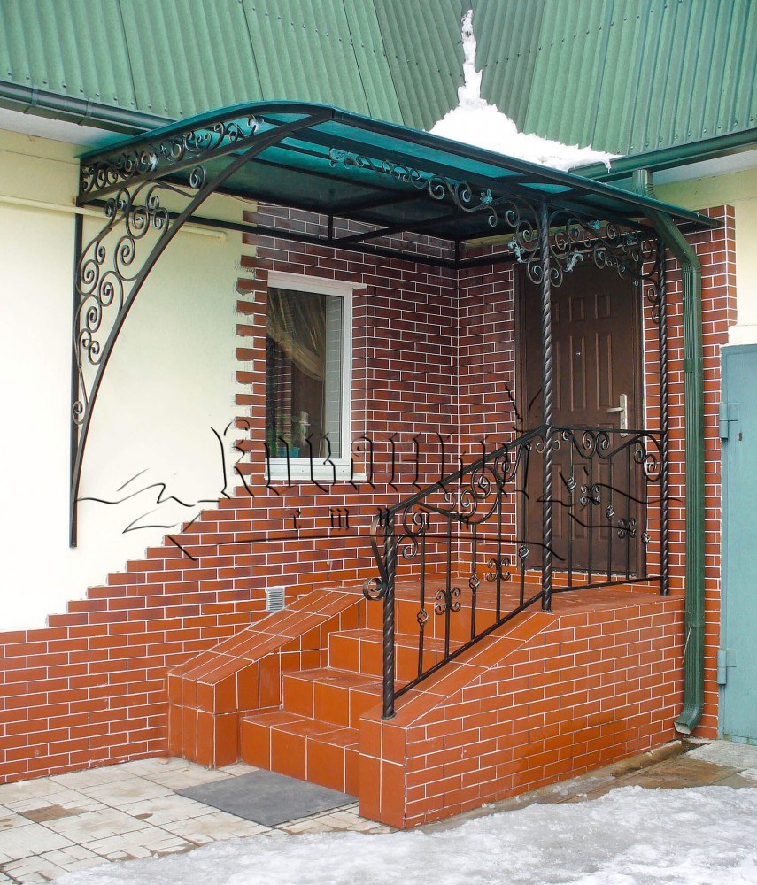 Навес над крыльцом частного дома