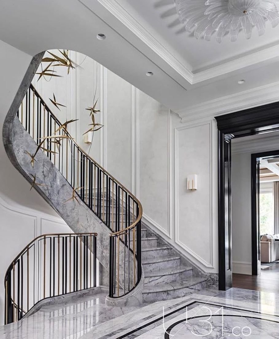 Отделка лестницы молдингом